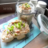 Delikatna pasta z makreli z jajkiem i suszonymi pomidorami