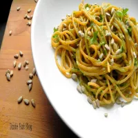 Makaron pomidorowy z pesto z pietruszki i mozzarelli