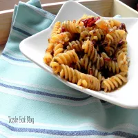 Szybki makaron z suszonymi pomidorami, czosnkiem i cebulką