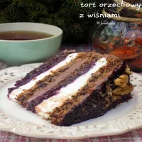 tort orzechowy z wiśniami