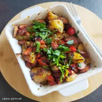 Zapiekanka z ziemniakami, kiełbasą i papryką