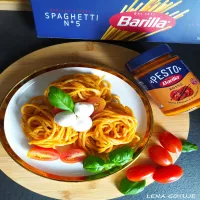 Makaron z czerwonym pesto