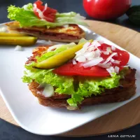 Kanapka z kiełbasą na ciepło