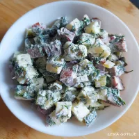 Sałatka z kiełbasą krakowską i serem żółtym