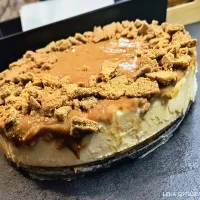 Sernik gotowany na spodzie z korzennych ciasteczek