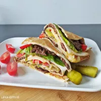 Wrap z mięsem mielonym i serem