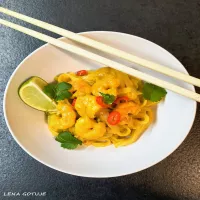 Krewetki curry z makaronem