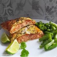 Łosoś w słodko-pikantnym sosie w cieście francuskim