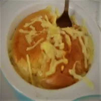 Bułka drożdżowa zapiekana z serem i boczkiem